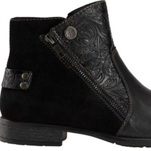 Earth Origins Noah Embossed Leather Bootie Size 9